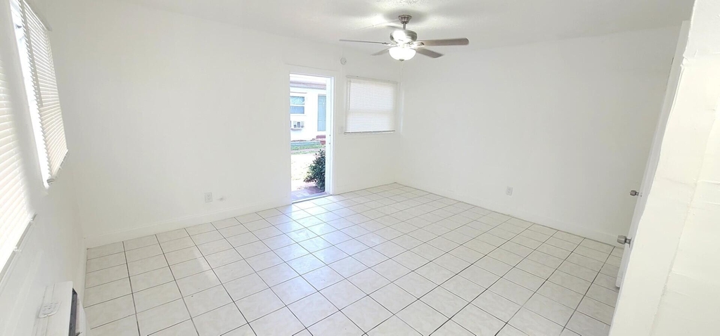 403 N 19th Avenue - Photo 1