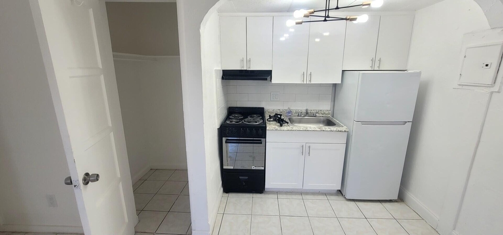 403 N 19th Avenue - Photo 0