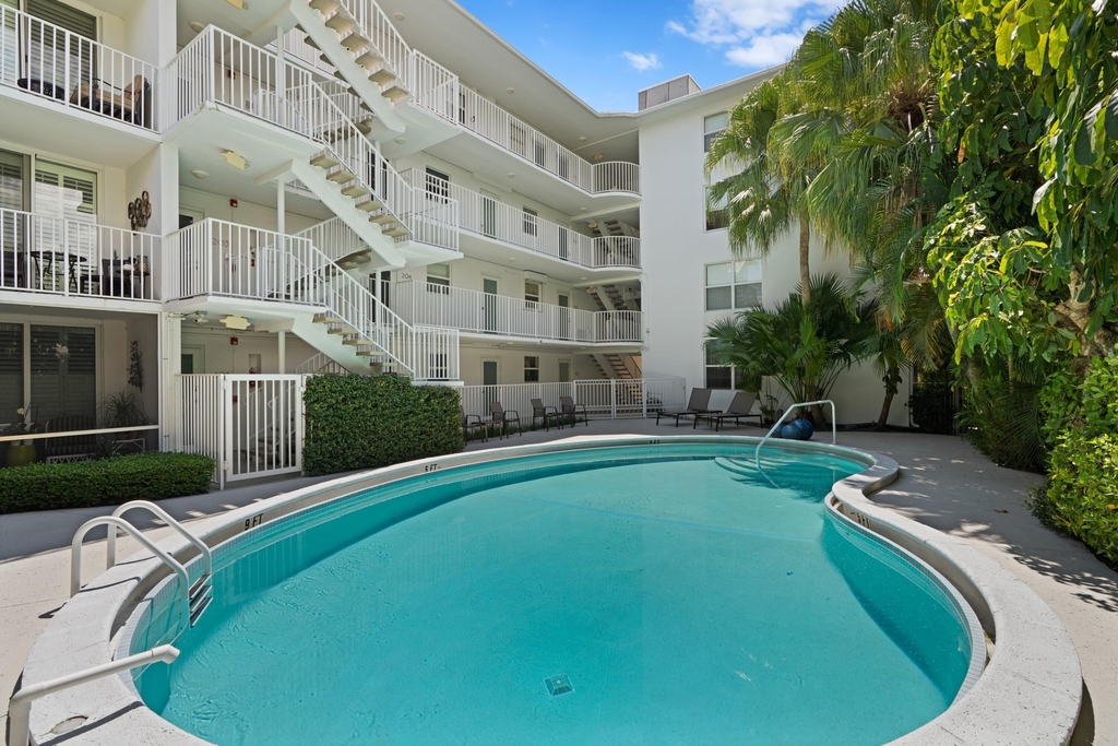 401 Peruvian Avenue - Photo 1