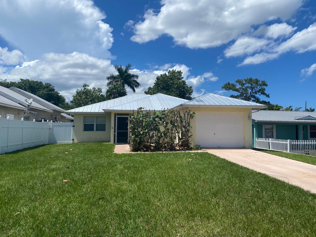 1057 Sw Spruce Street - Photo 0