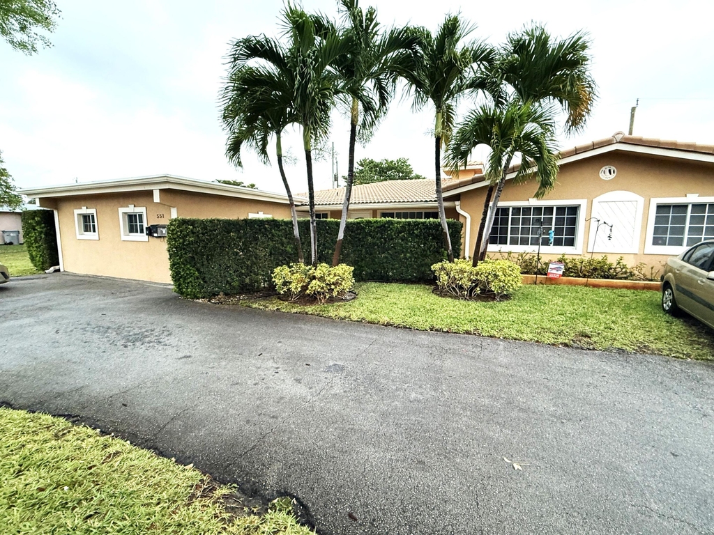 551 Se 15th Street - Photo 0