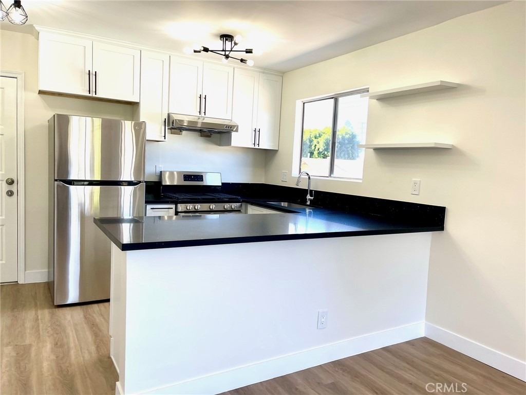 2728 Crestmoore - Photo 0