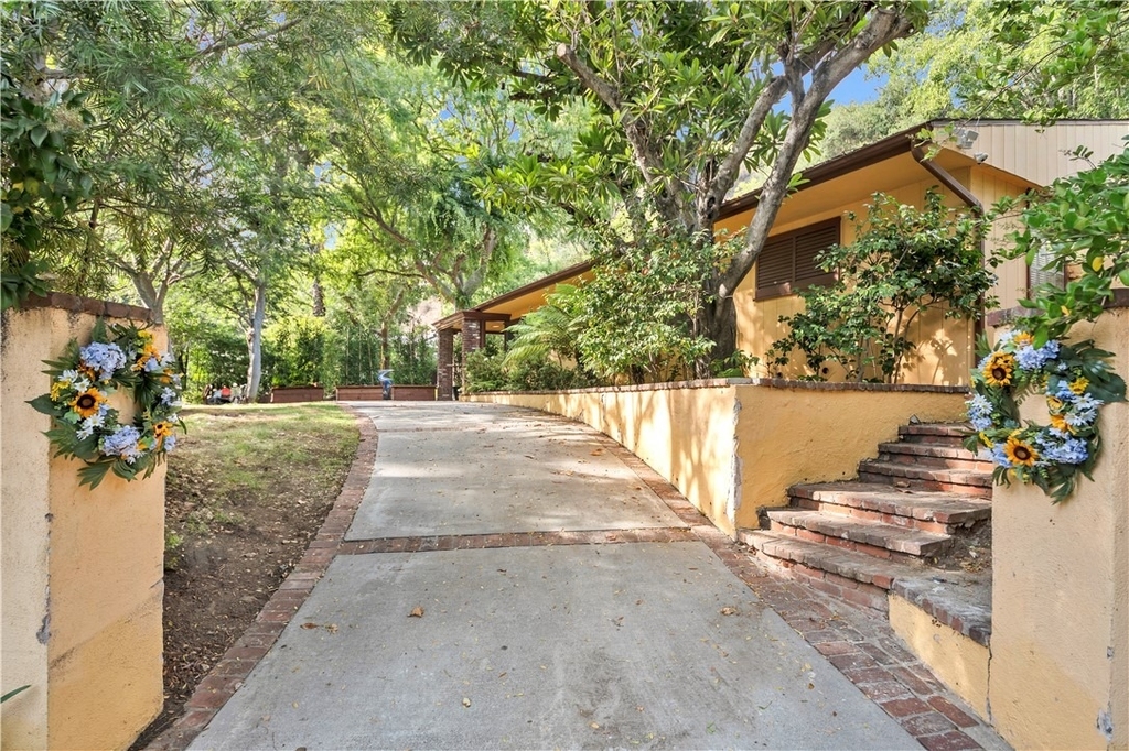 2500 Benedict Canyon - Photo 21