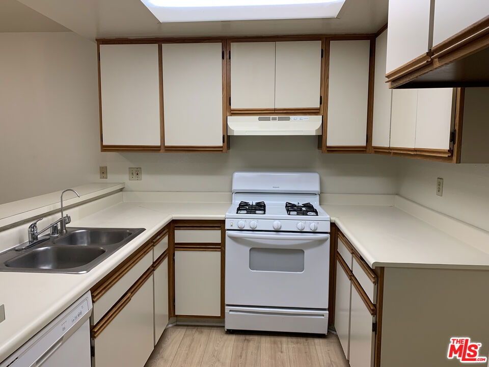420 S Harvard Boulevard - Photo 4
