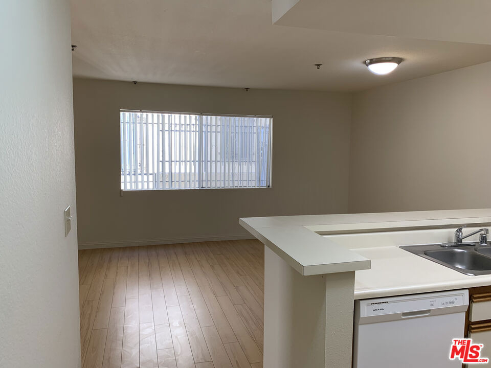420 S Harvard Boulevard - Photo 5