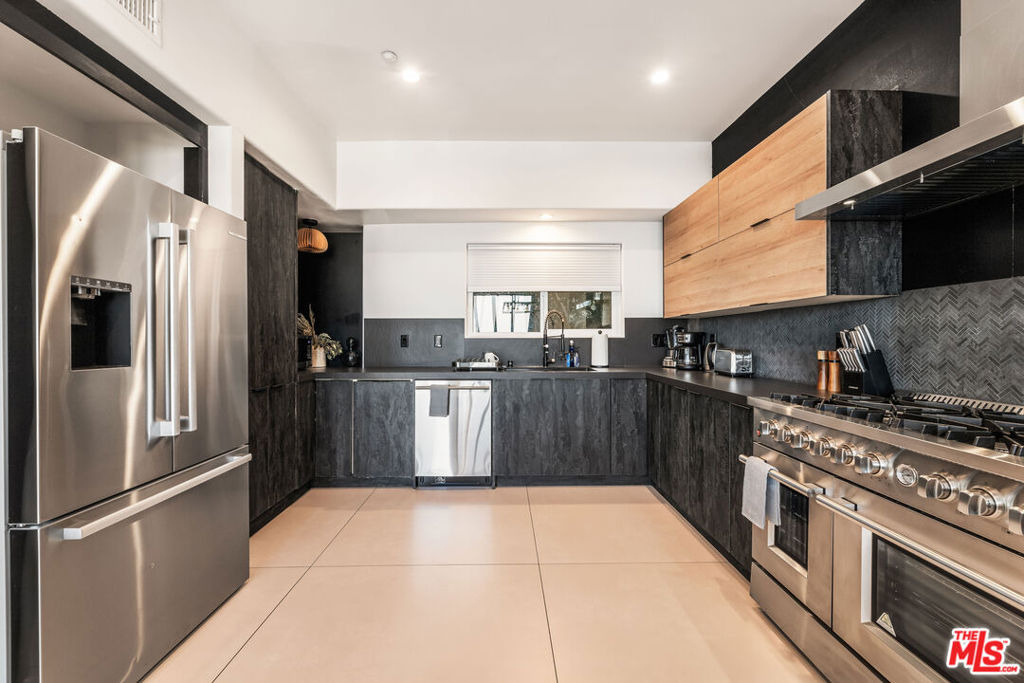 8425 Hillside Avenue - Photo 18