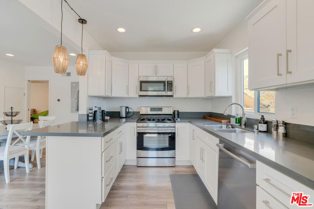5343 Tendilla Avenue - Photo 3