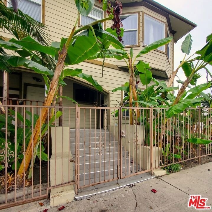 121 N Benton Way - Photo 2