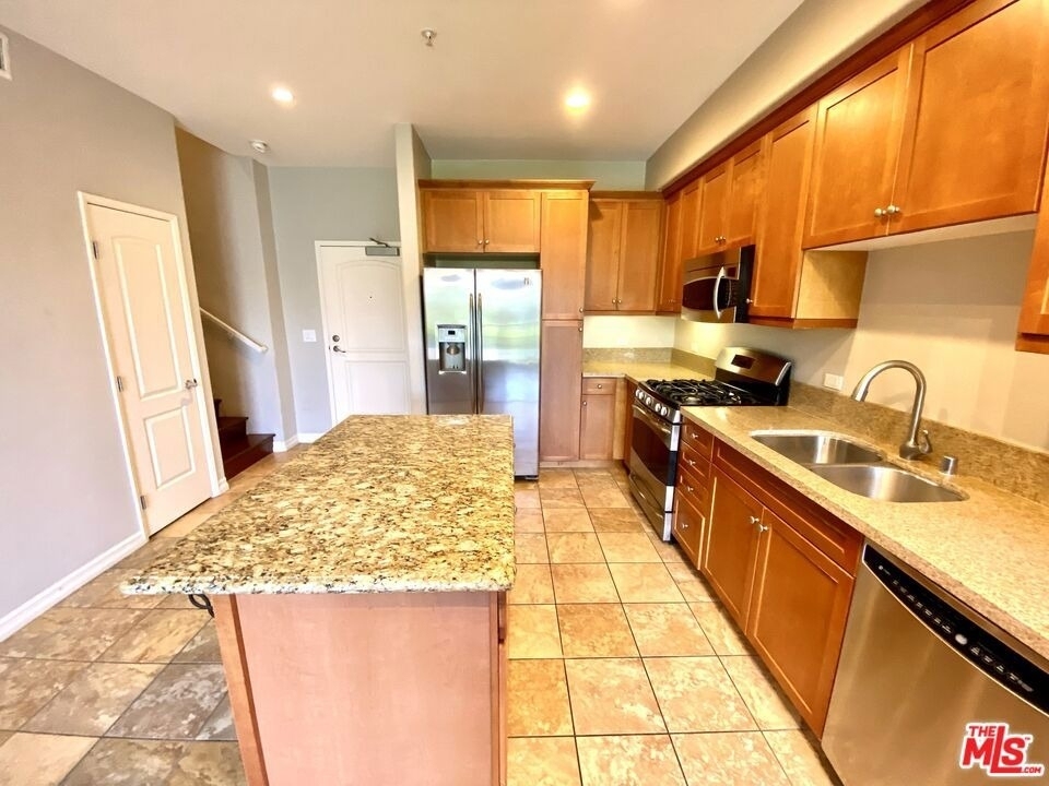 629 Traction Avenue - Photo 2