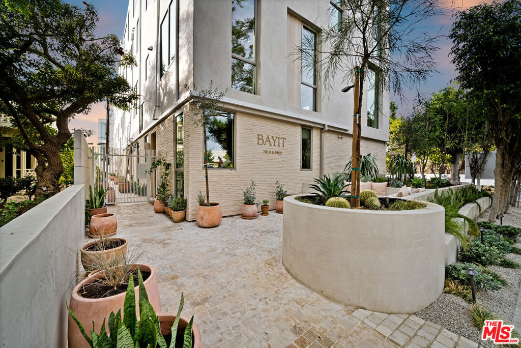 755 N Alfred Street - Photo 17