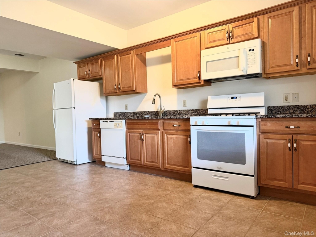 105 N Montgomery Street - Photo 2