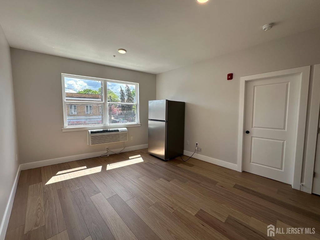 213 French Street - Photo 2