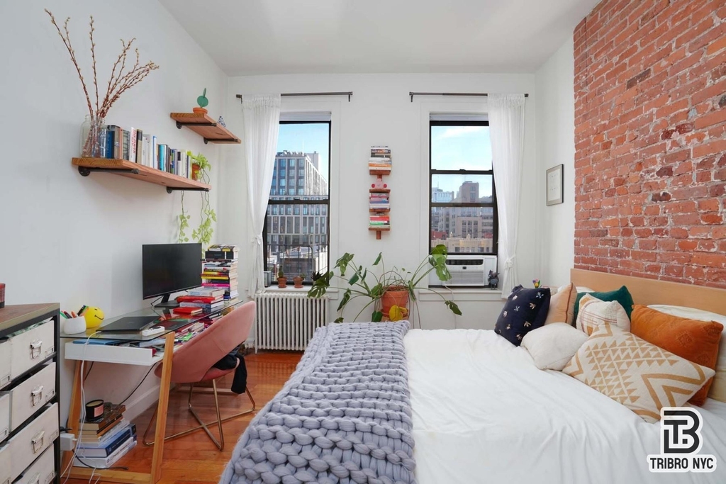 301 W 20th Street - Photo 2