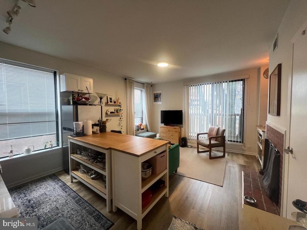 1904 Fairmount Avenue - Photo 2