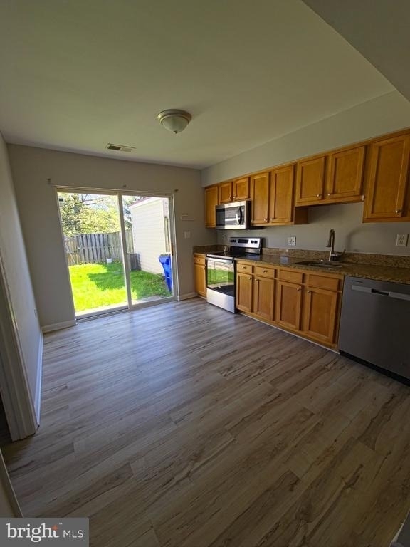 546 Wellington Court - Photo 2