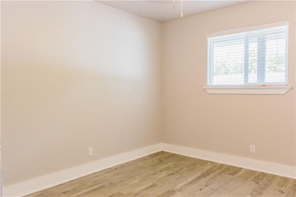 1302 E 52nd St - Photo 4