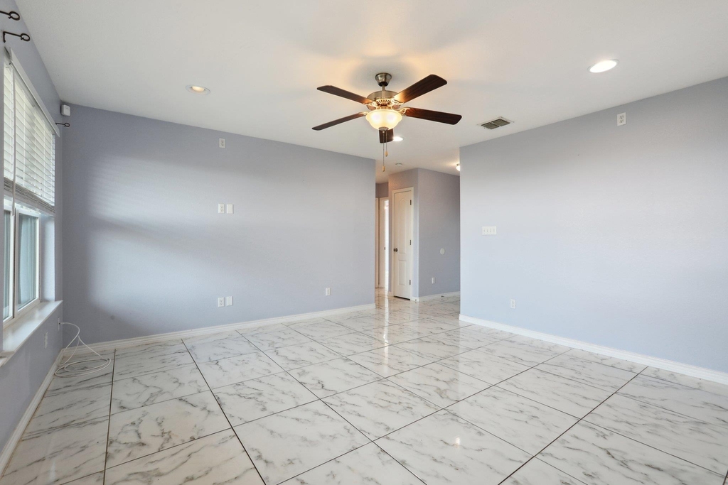 20111 Travis Dr - Photo 5