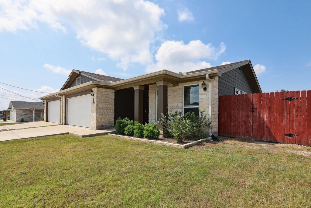 20111 Travis Dr - Photo 2