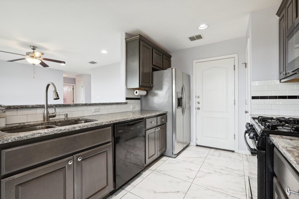 20111 Travis Dr - Photo 10