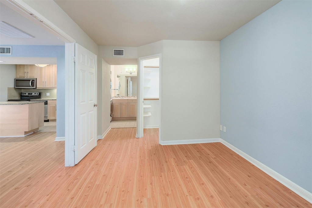 7685 Northcross Dr - Photo 4