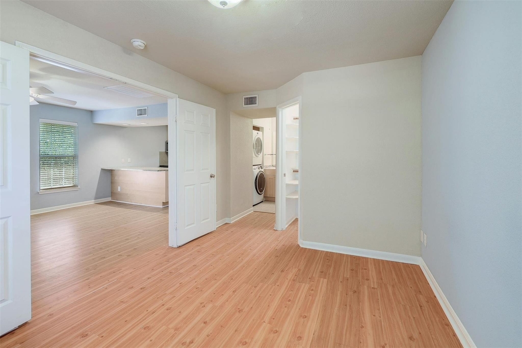 7685 Northcross Dr - Photo 3