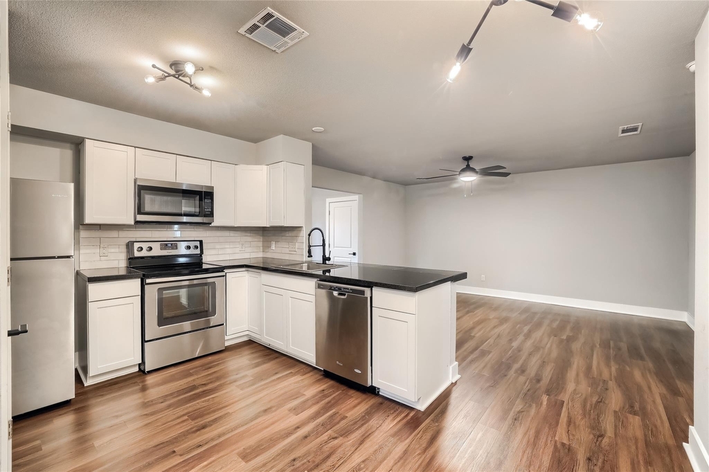 5909 Lago Vista Way D - Photo 6