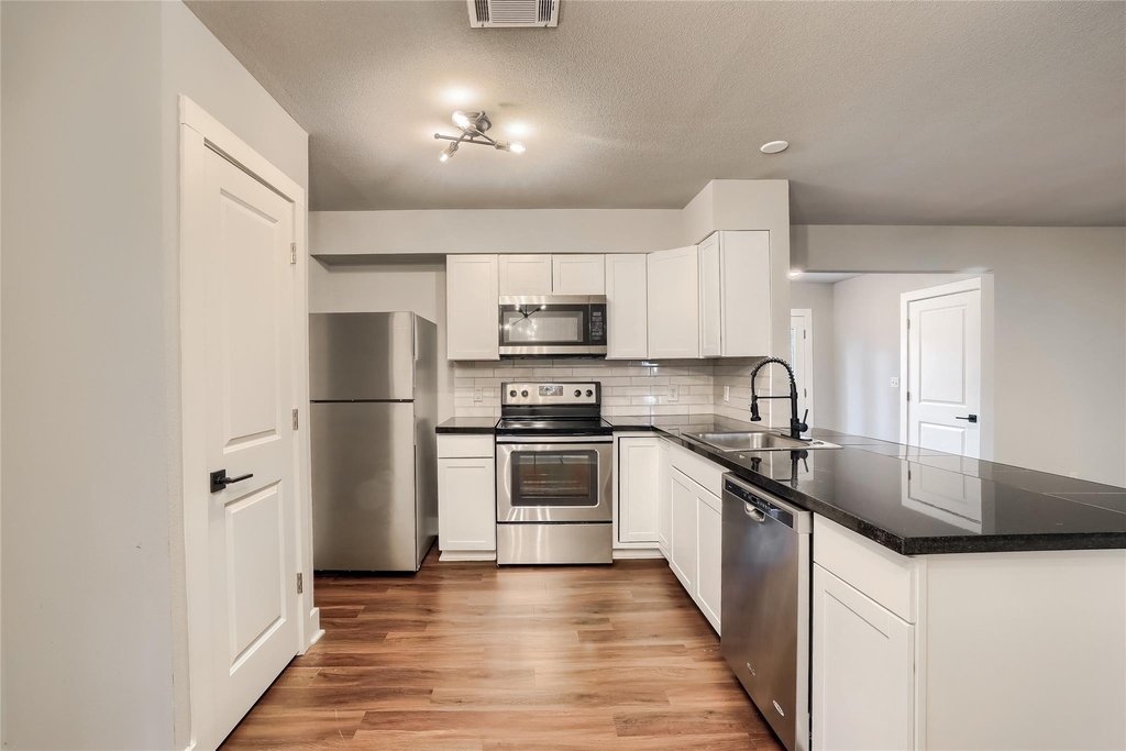 5909 Lago Vista Way D - Photo 5