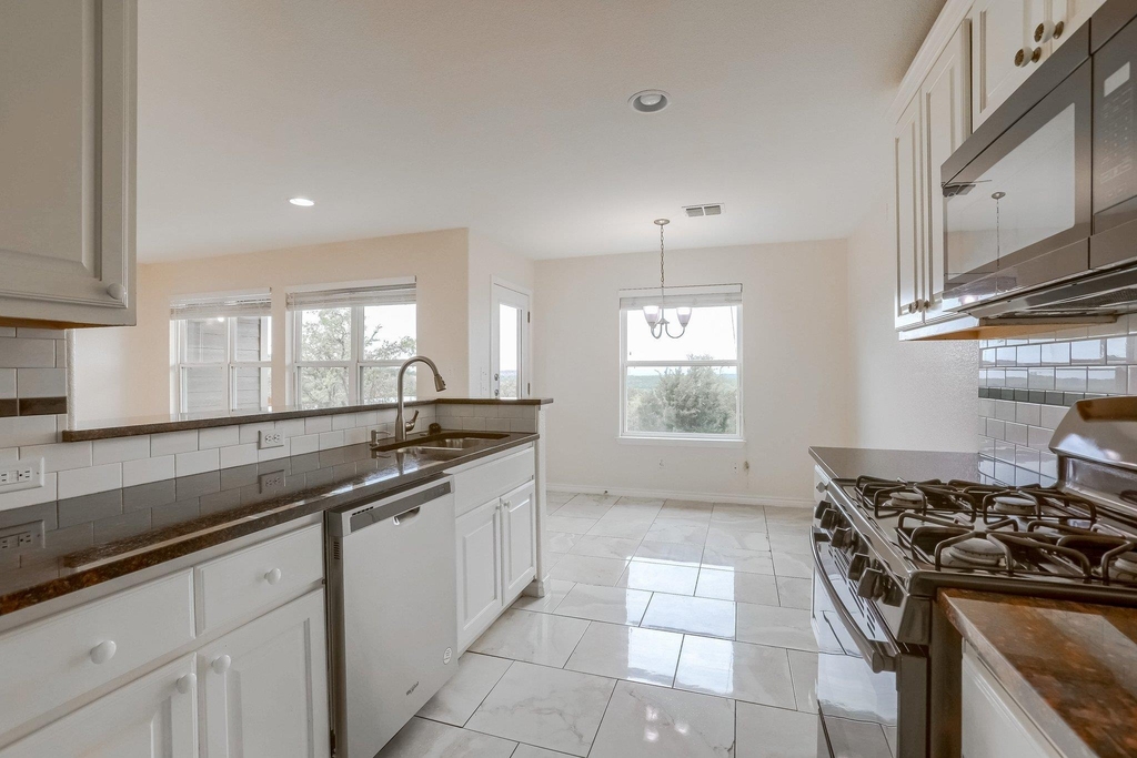 20111 Travis Dr - Photo 6