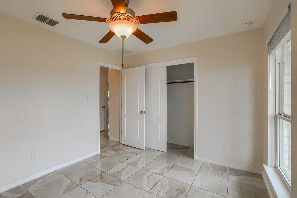 20111 Travis Dr - Photo 17