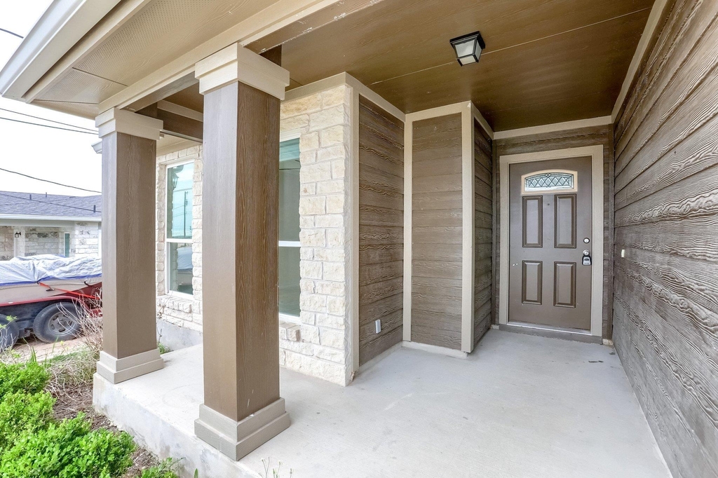 20111 Travis Dr - Photo 0