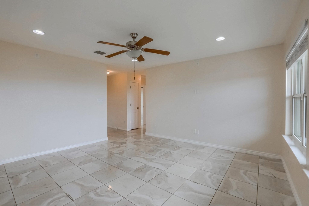 20111 Travis Dr - Photo 2