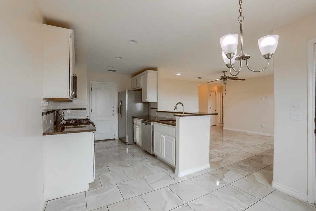 20111 Travis Dr - Photo 8