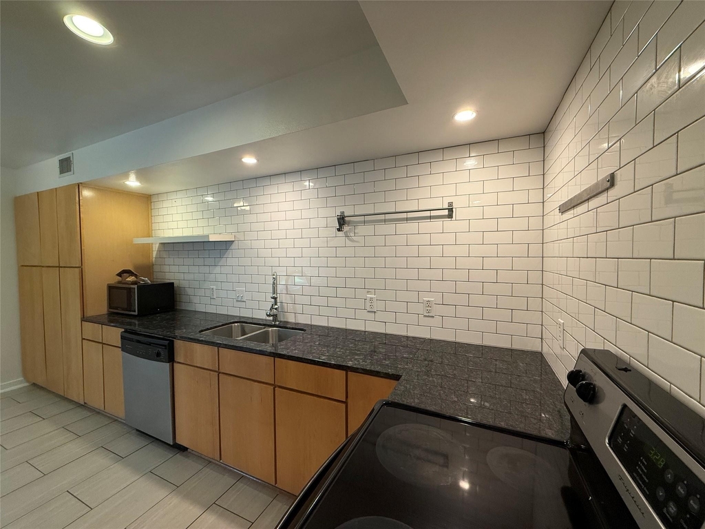 2200 Dickson Dr - Photo 3