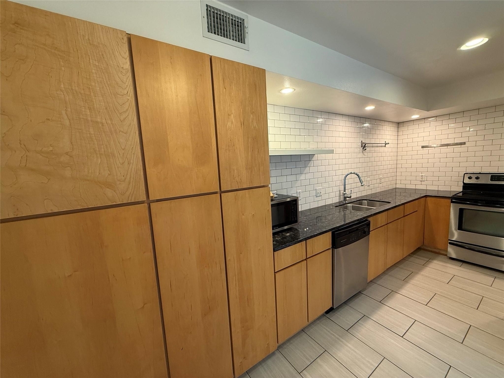 2200 Dickson Dr - Photo 2