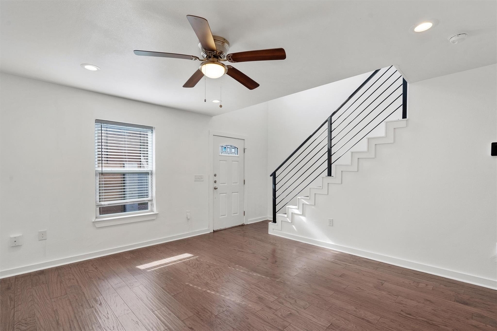 6211 Manor Rd - Photo 4