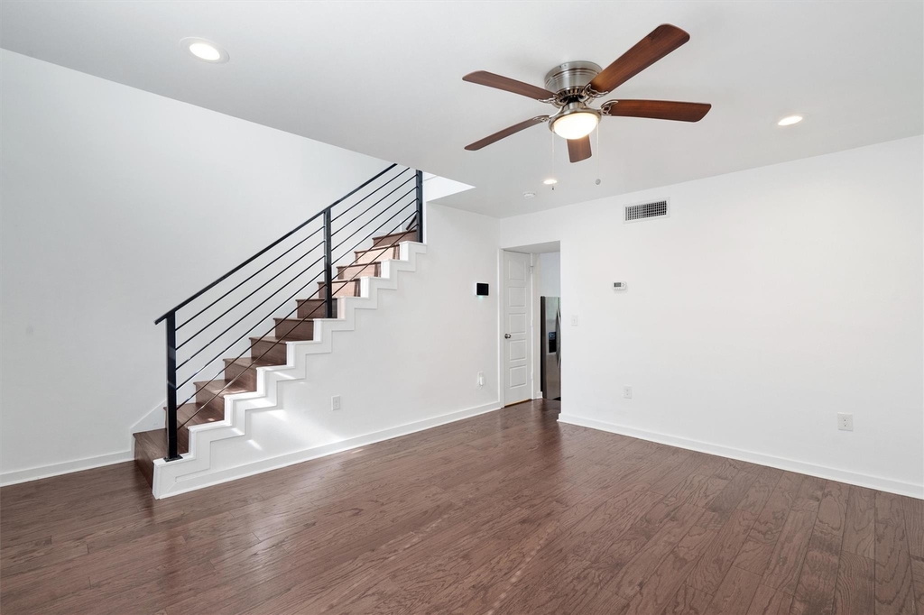 6211 Manor Rd - Photo 1