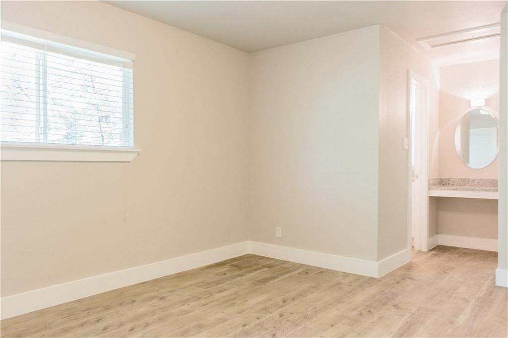 1302 E 52nd St - Photo 3