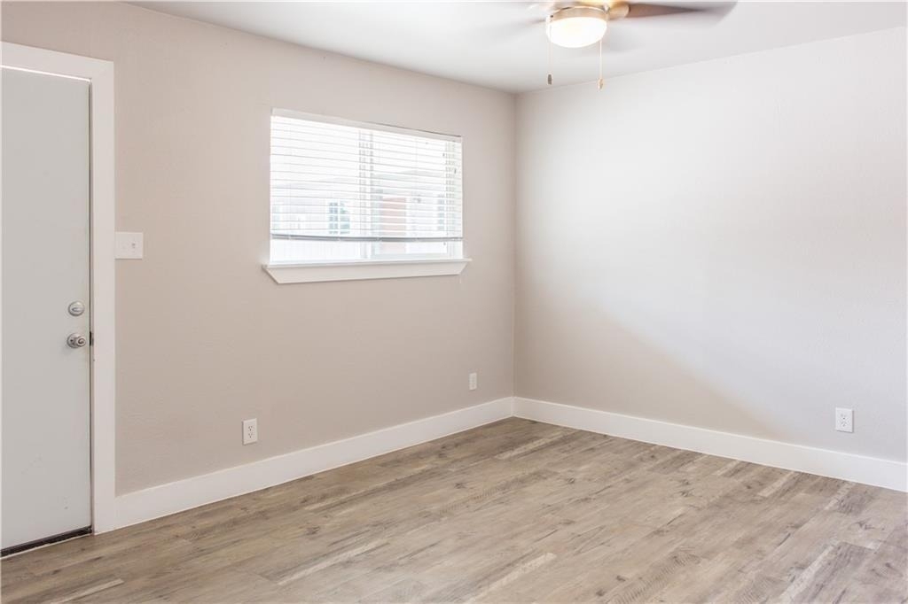 1302 E 52nd St - Photo 2