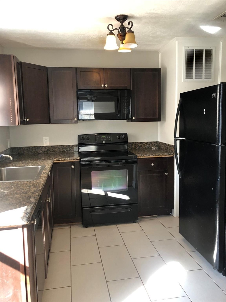 1320 W 24th Street - Photo 4