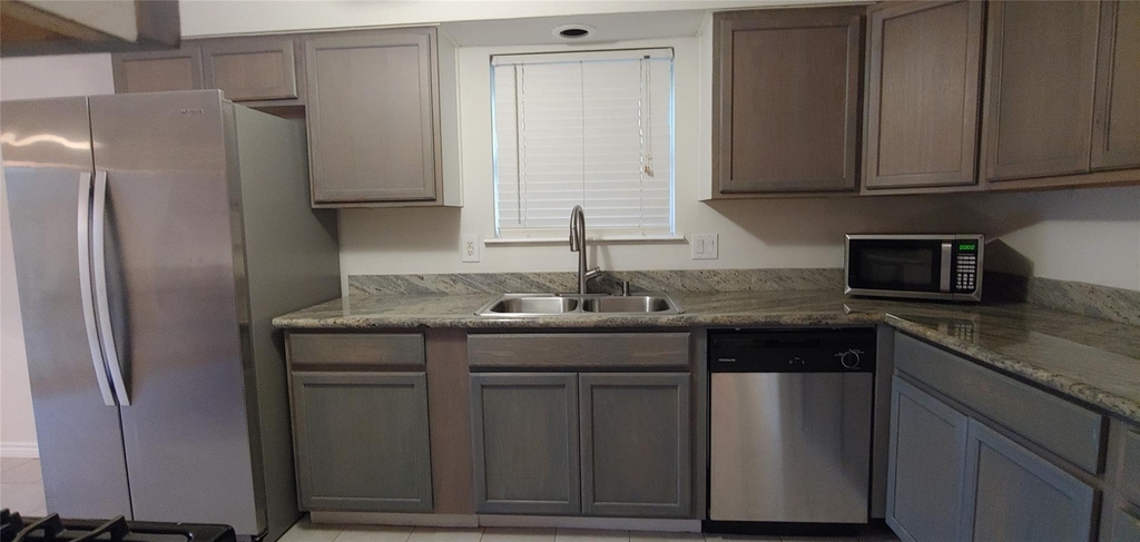 1930 Pepperwood Lane - Photo 2