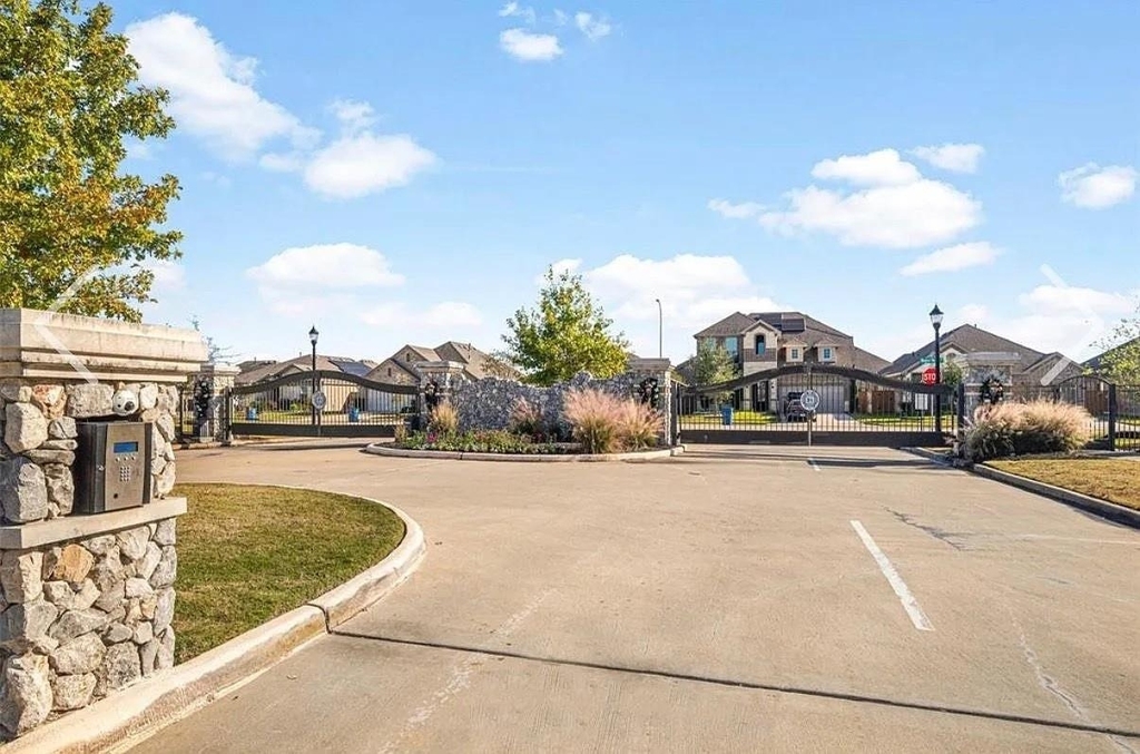 15419 Royce Holly Drive - Photo 2