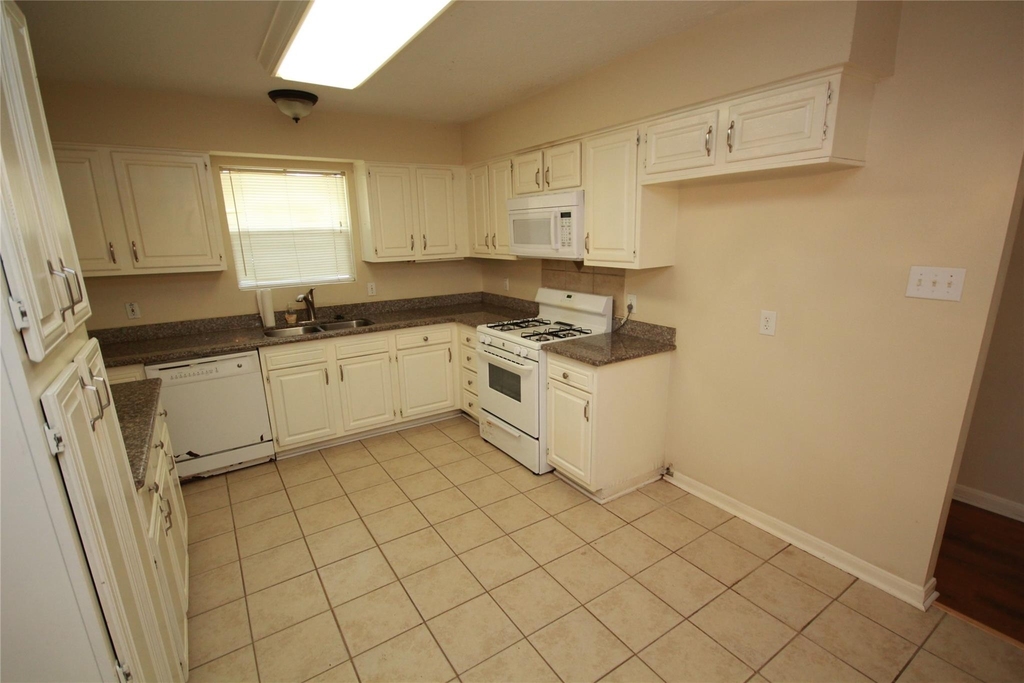 5302 Town Park Boulevard - Photo 6