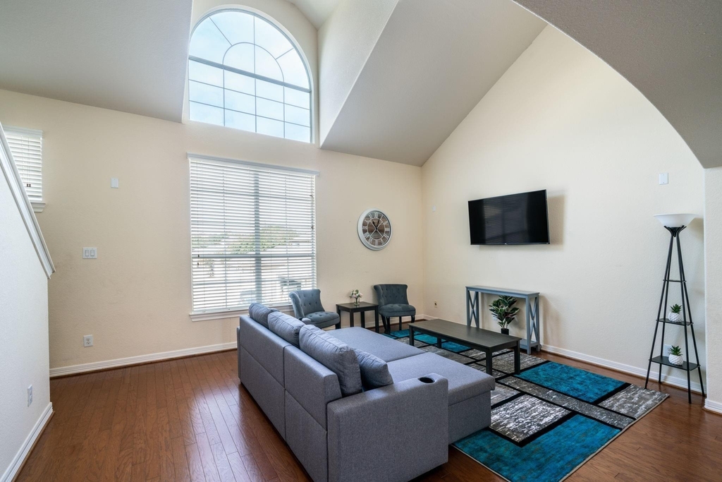 3210 Clearview Circle - Photo 0