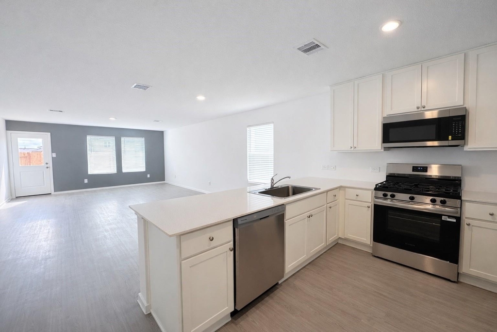 15684 Plum Brook Dr - Photo 2