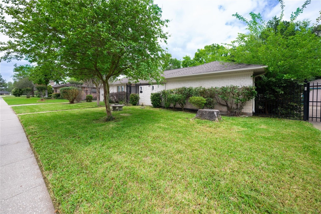 7546 Maple Tree Drive - Photo 2