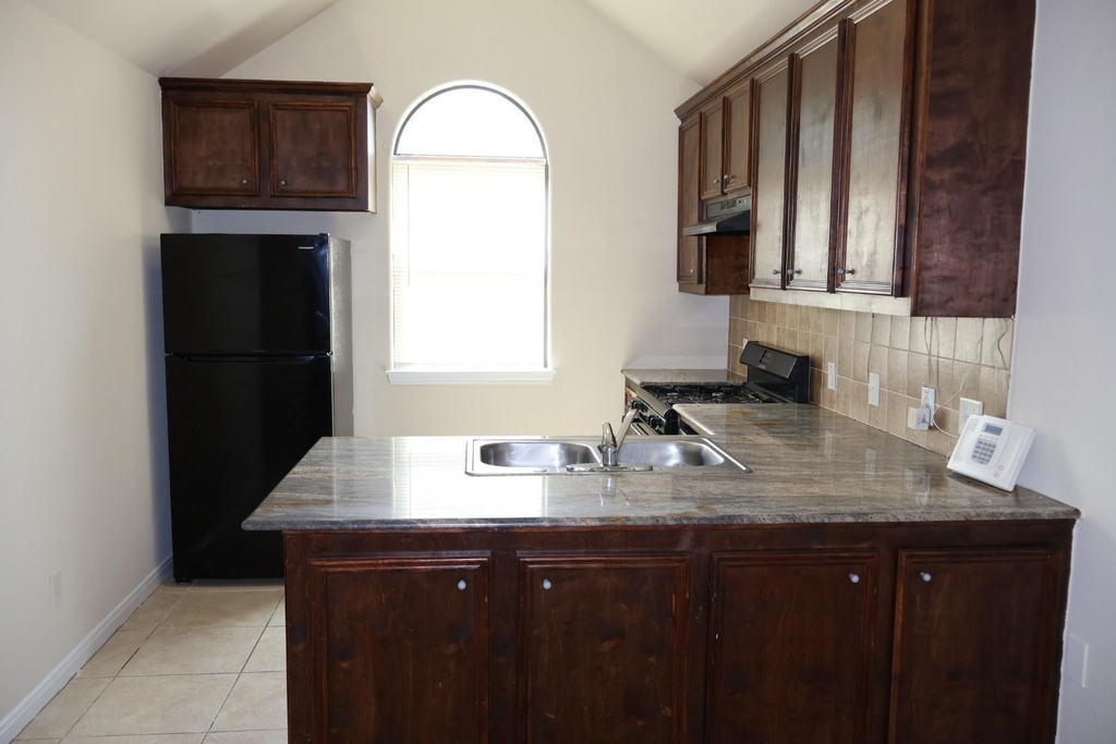 2112 Davis Street - Photo 2