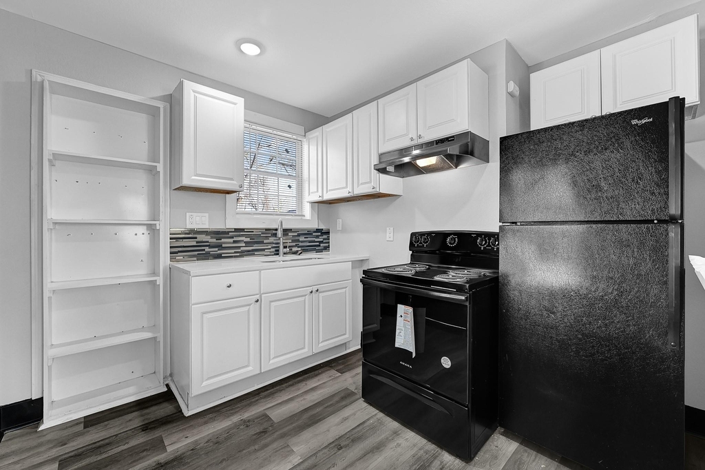 1313 10th Street - Photo 2