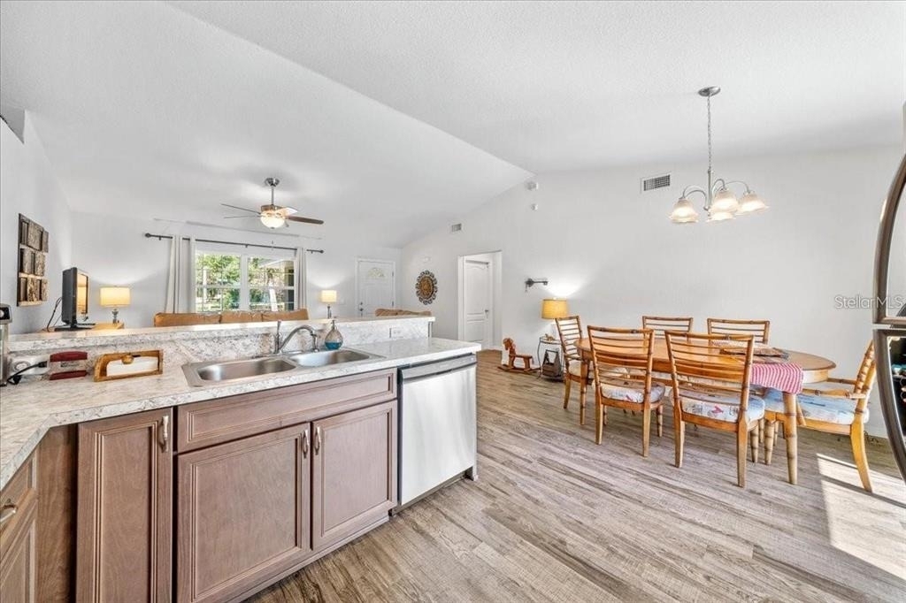 543 N Rooks Avenue - Photo 3