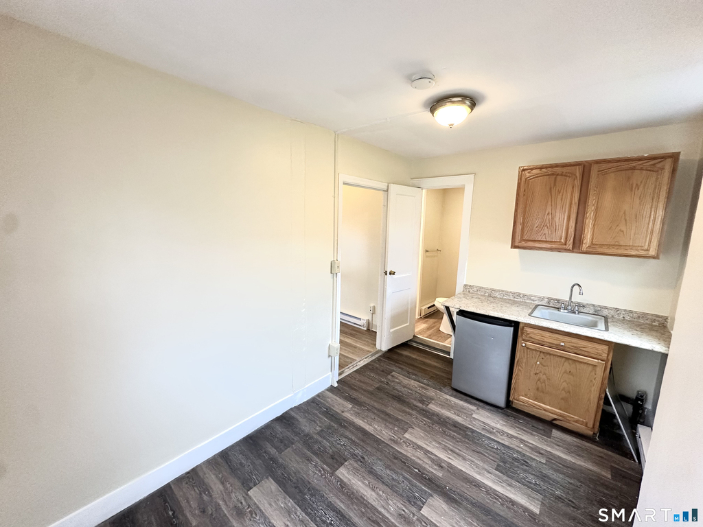 1431 Bank Street - Photo 1