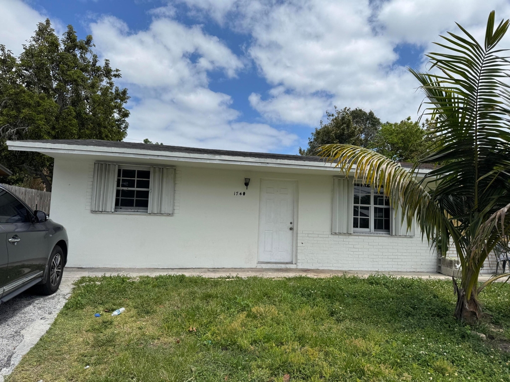 1740 Sw 70th Way - Photo 0